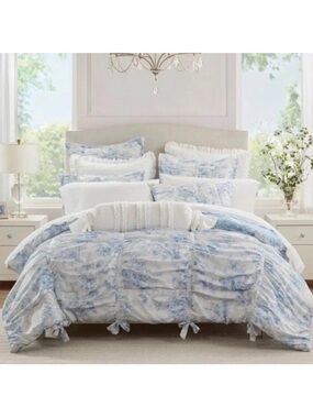 Elegant Blue and White FULL/QUEEN
Comforter ~ Reversible NWT